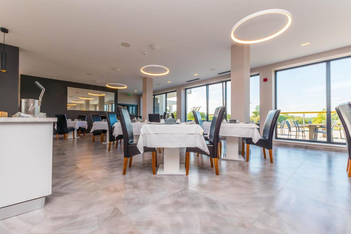 Hotel Delfin Lanterna Tar-Vabriga Exteriér fotografie