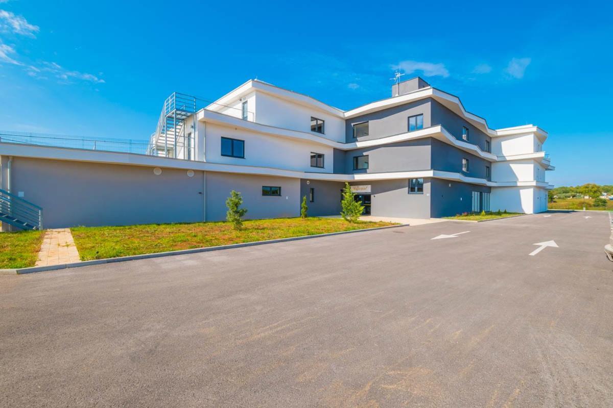 Hotel Delfin Lanterna Tar-Vabriga Exteriér fotografie