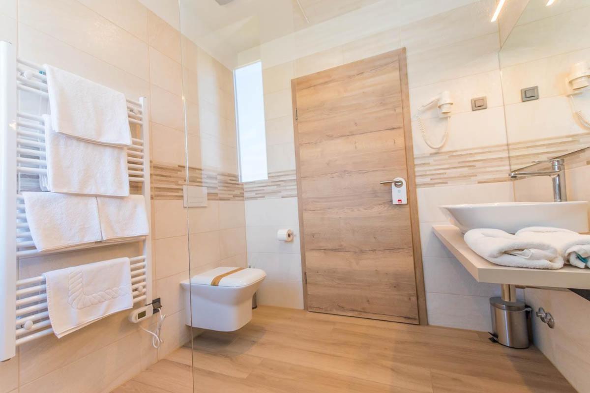 Hotel Delfin Lanterna Tar-Vabriga Exteriér fotografie